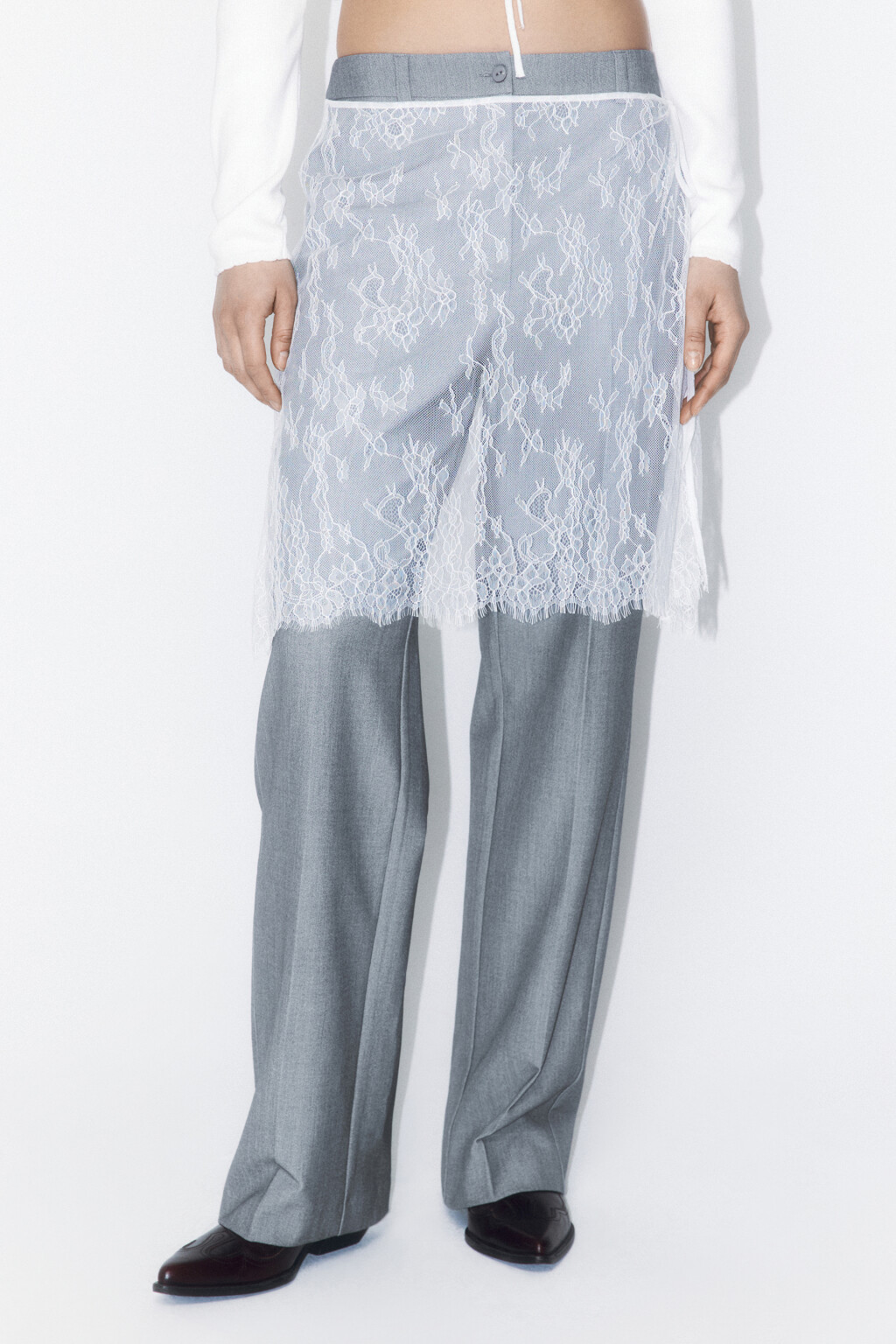 Брюки прямые костюмные с кружевной баской - цвет серый - 3