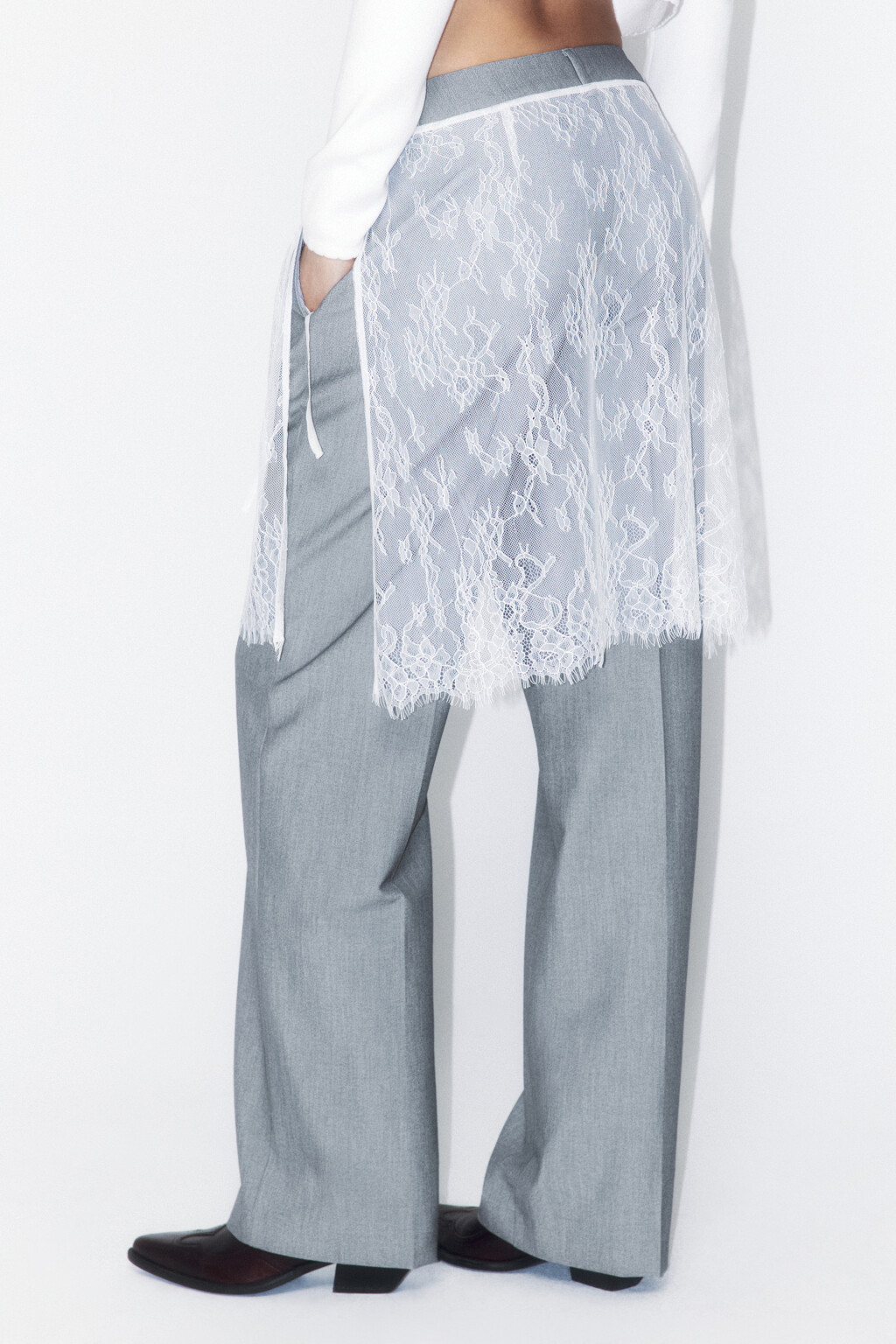 Брюки прямые костюмные с кружевной баской - цвет серый - 4