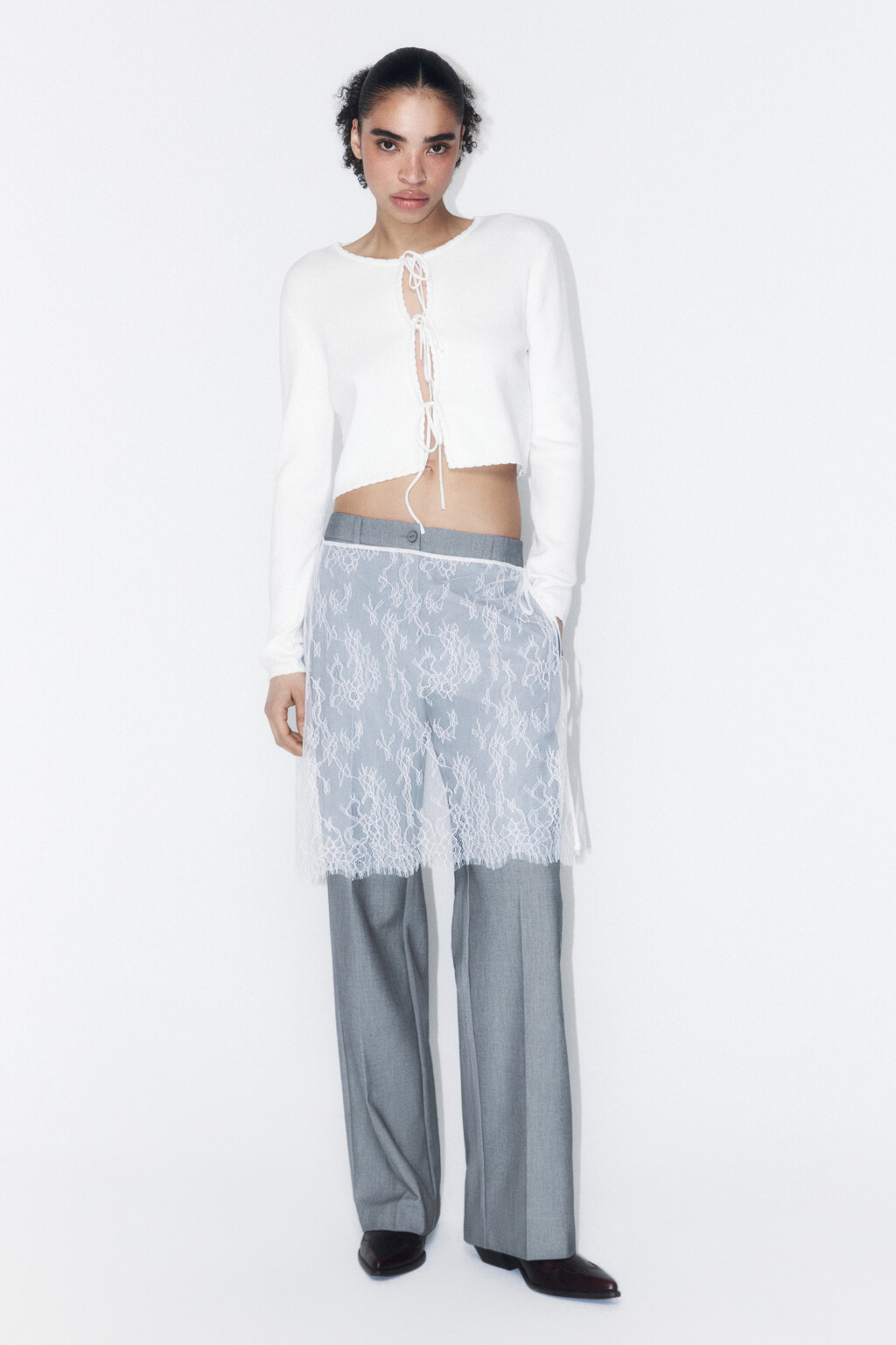 Брюки прямые костюмные с кружевной баской - цвет серый - 5