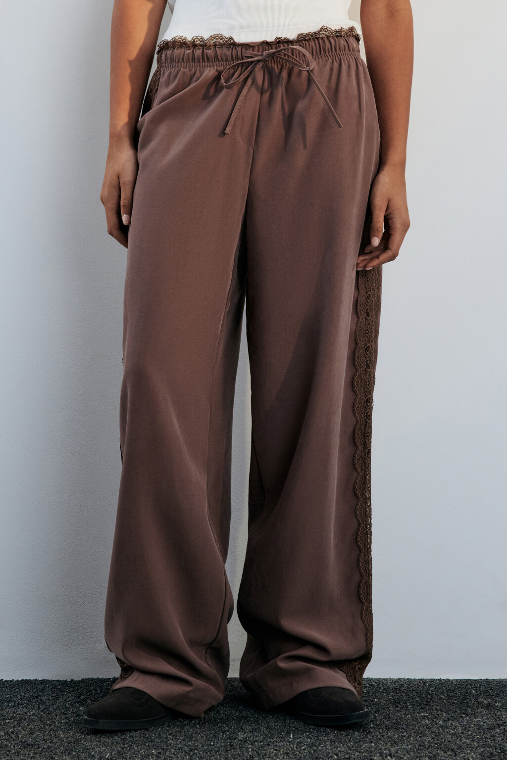 Брюки широкие с кружевными лампасами - цвет коричневый - 1
