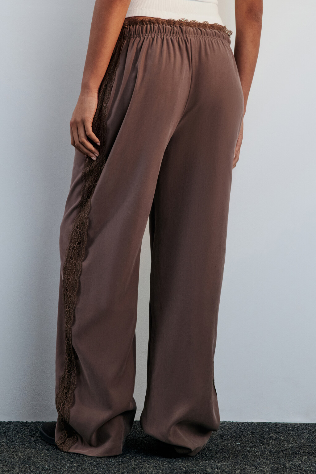 Брюки широкие с кружевными лампасами - цвет коричневый - 2
