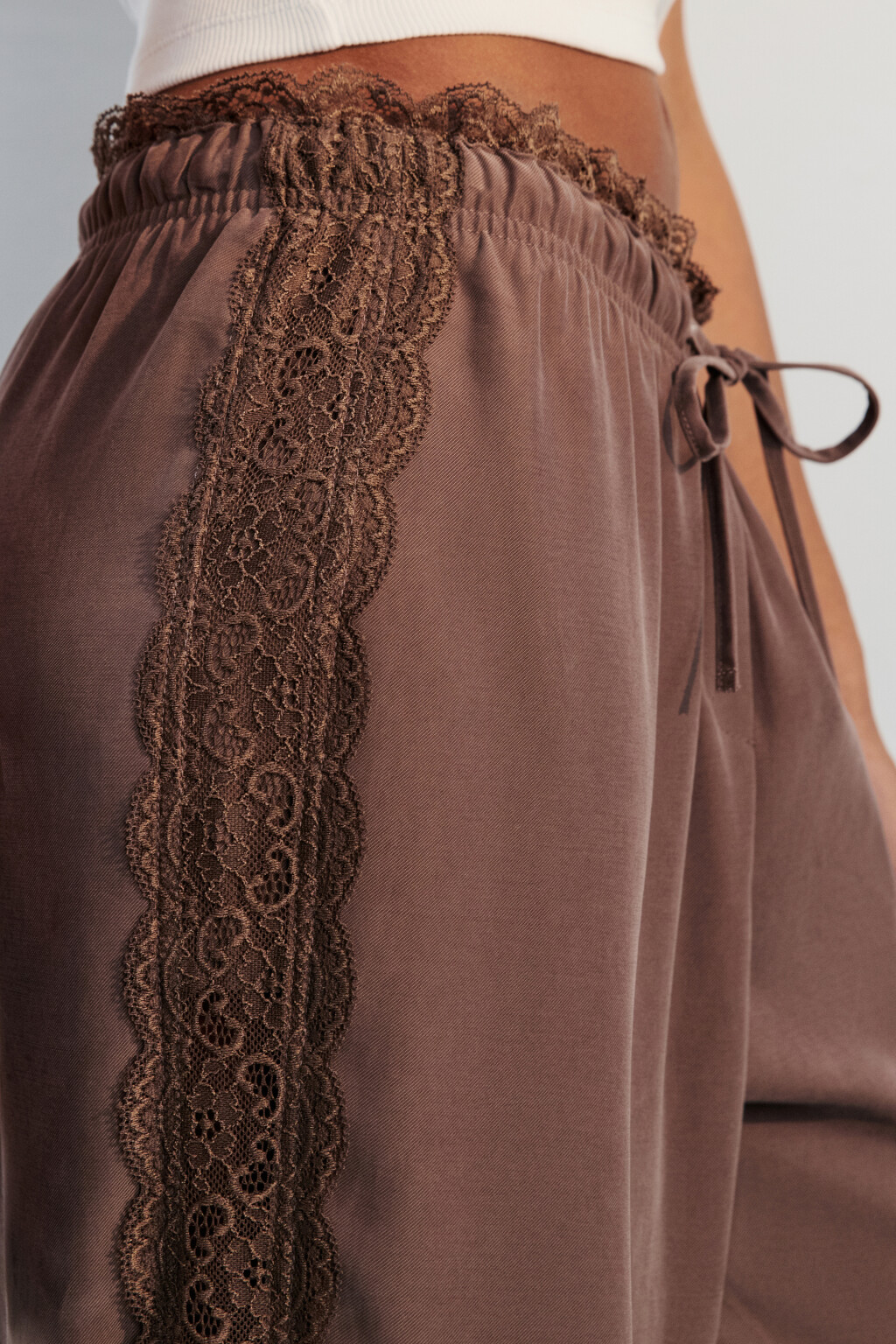 Брюки широкие с кружевными лампасами - цвет коричневый - 5