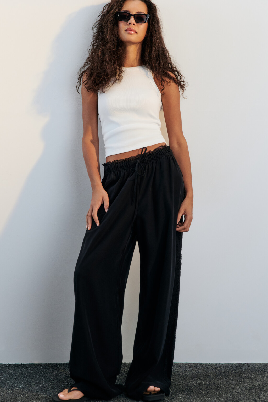 Брюки широкие с кружевными лампасами - цвет черный - 1