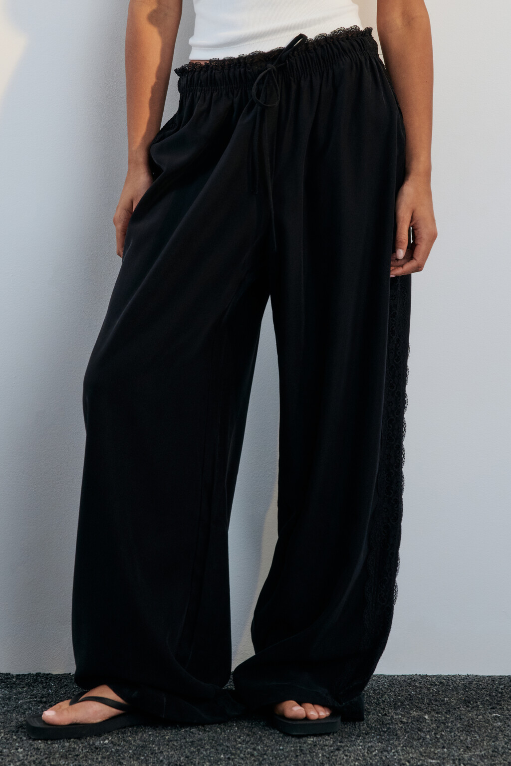 Брюки широкие с кружевными лампасами - цвет черный - 2