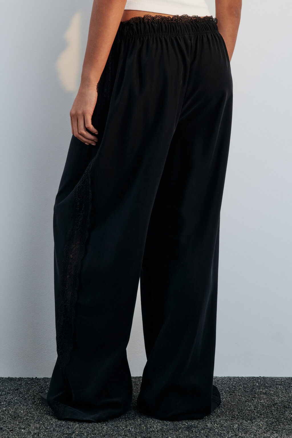 Брюки широкие с кружевными лампасами - цвет черный - 3
