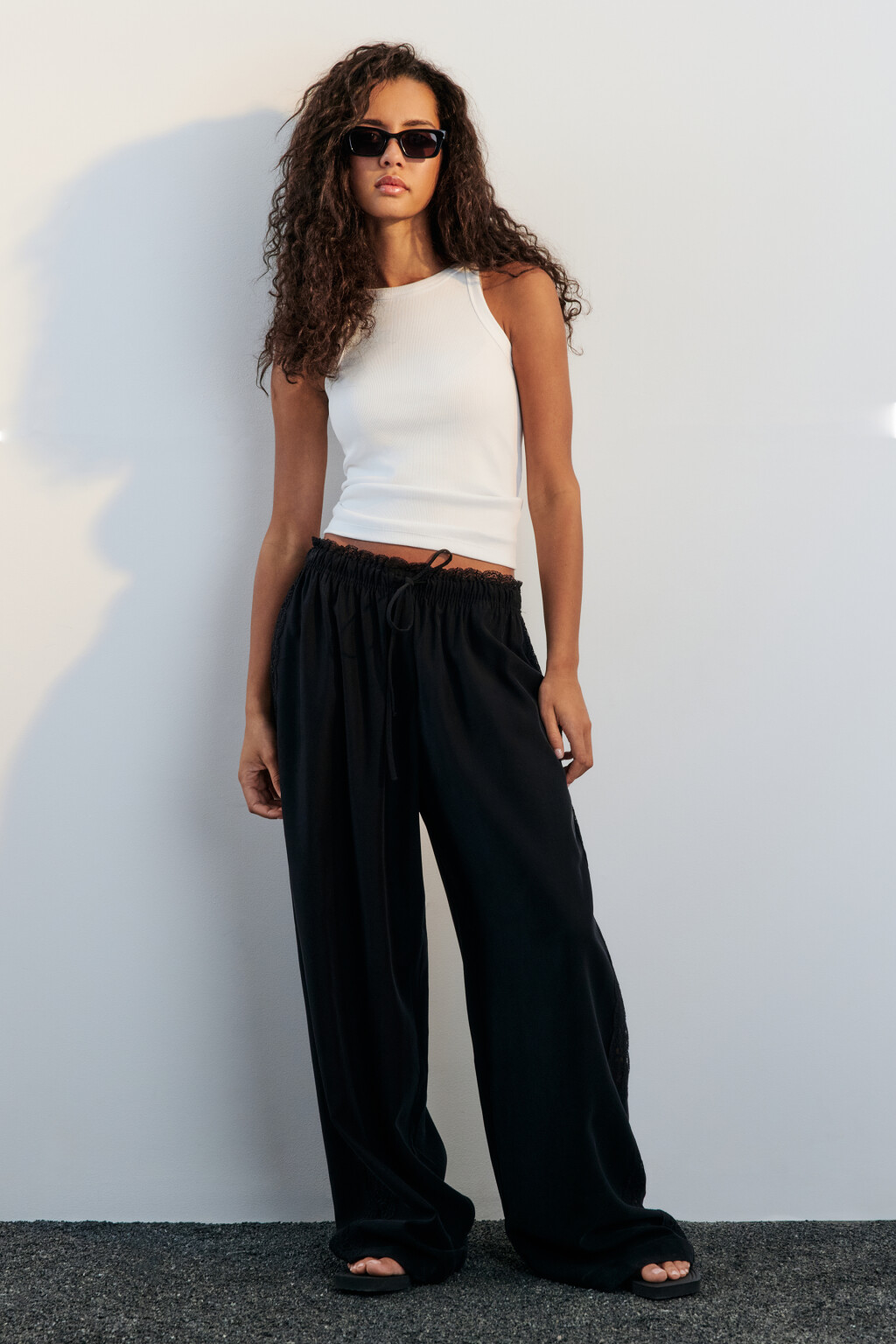 Брюки широкие с кружевными лампасами - цвет черный - 4