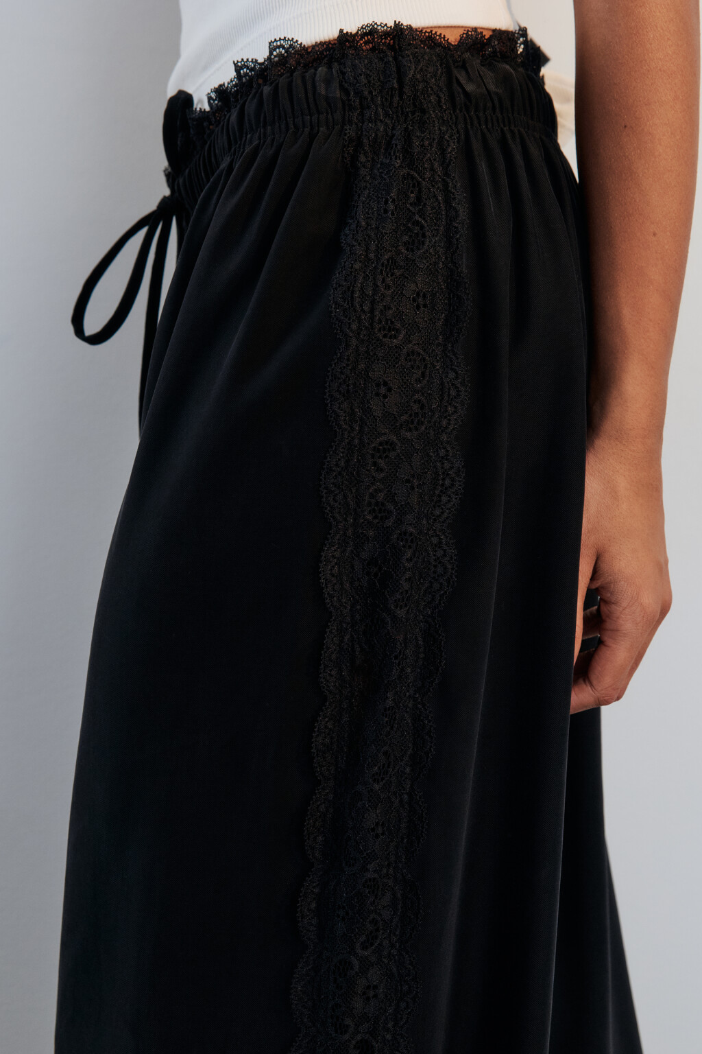 Брюки широкие с кружевными лампасами - цвет черный - 5