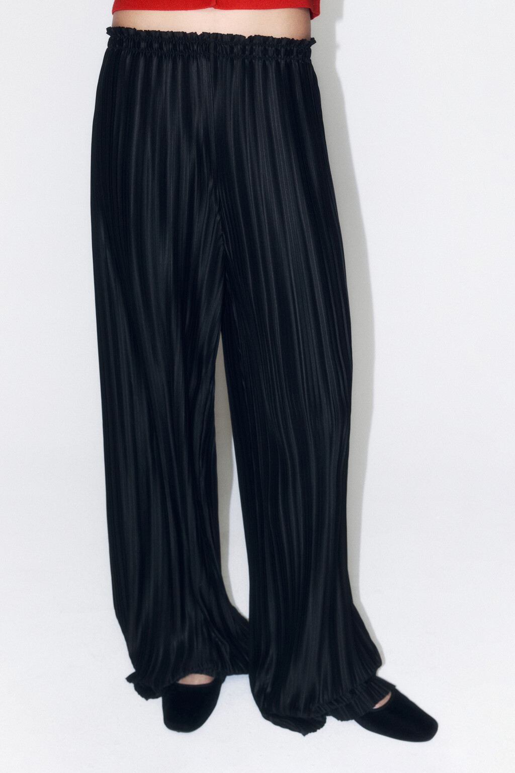 Брюки широкие атласные с высокой посадкой - цвет черный - 2