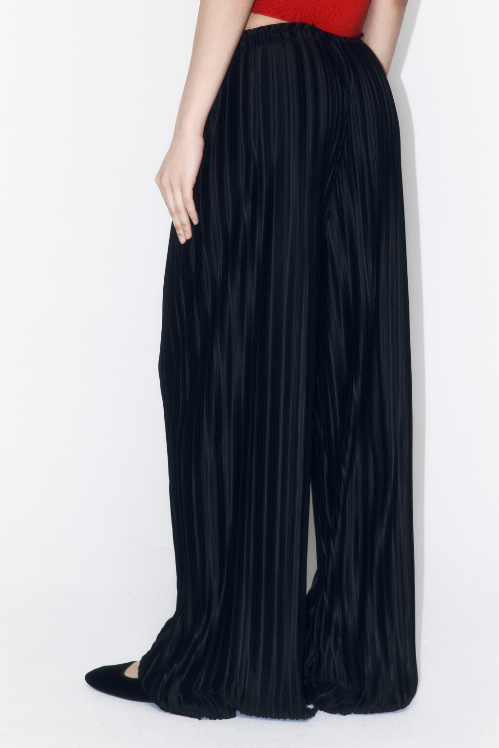 Брюки широкие атласные с высокой посадкой - цвет черный - 4