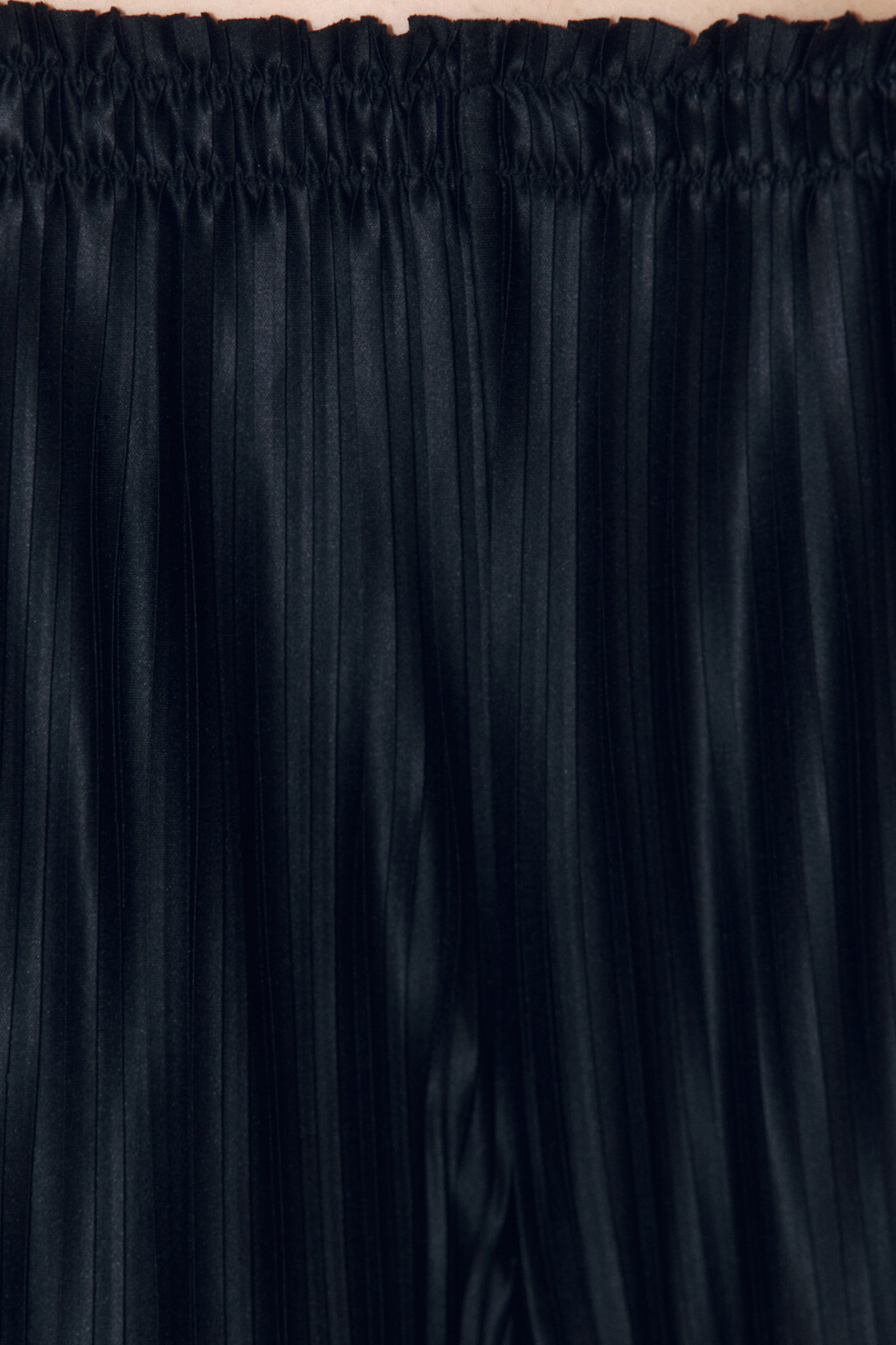 Брюки широкие атласные с высокой посадкой - цвет черный - 5