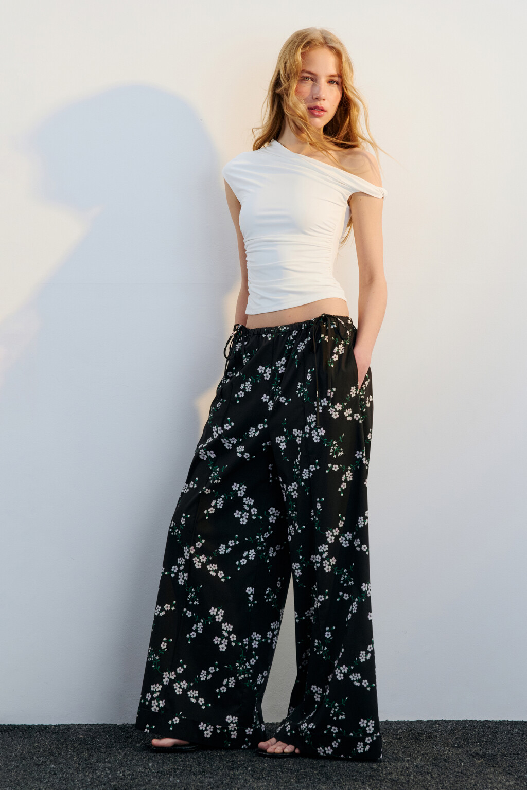 Брюки широкие с цветочным принтом - цвет черный - 2