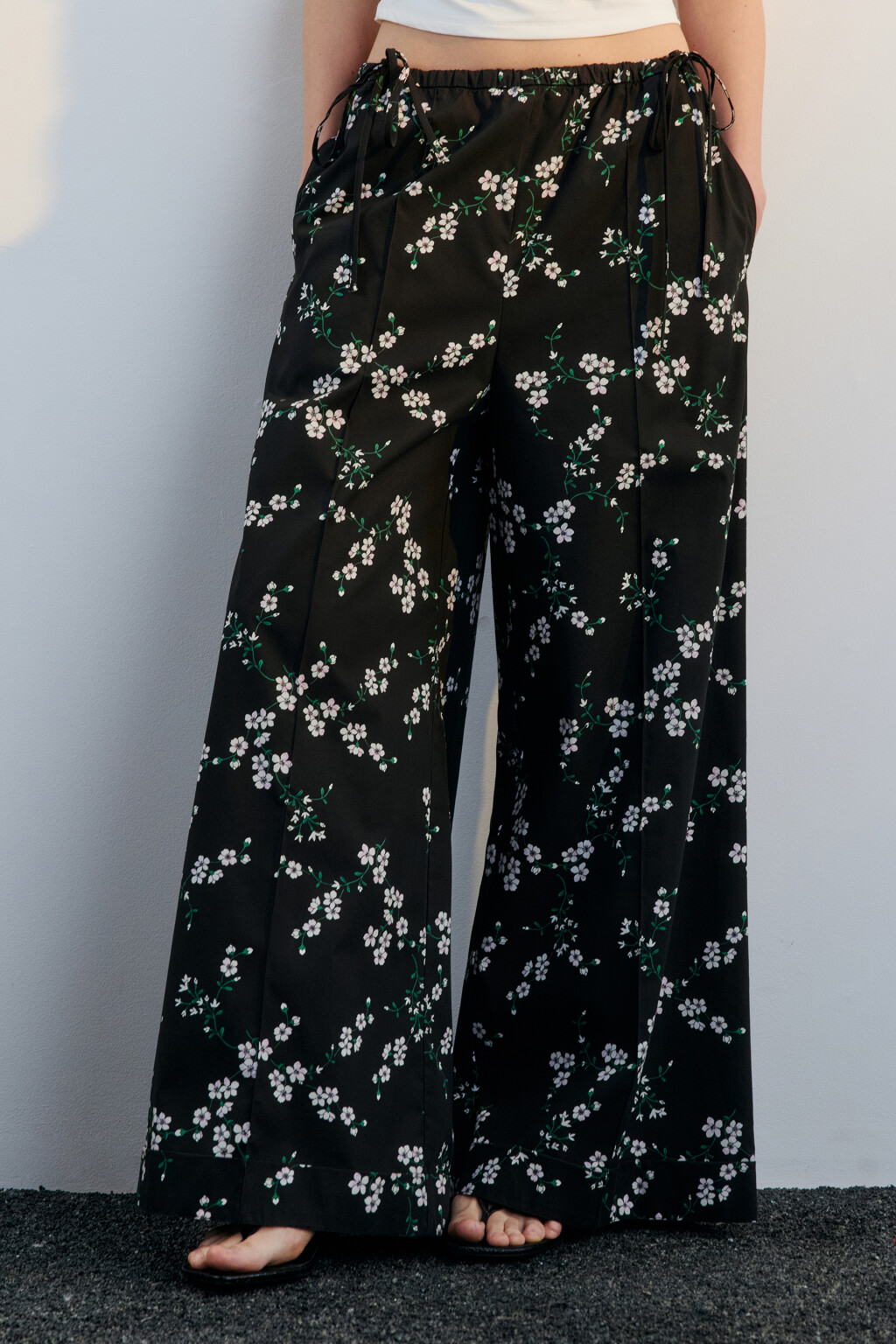 Брюки широкие с цветочным принтом - цвет черный - 3