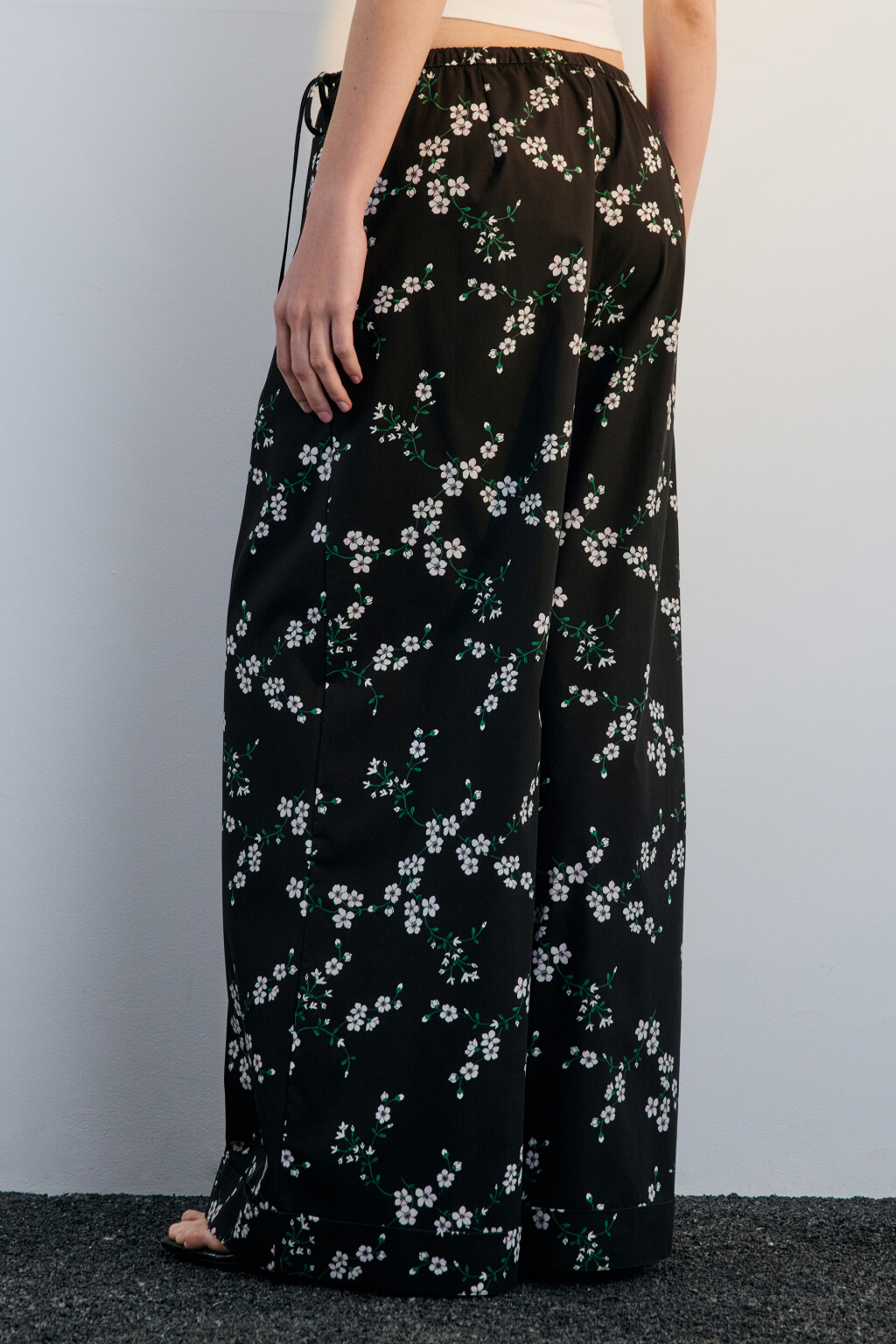 Брюки широкие с цветочным принтом - цвет черный - 4