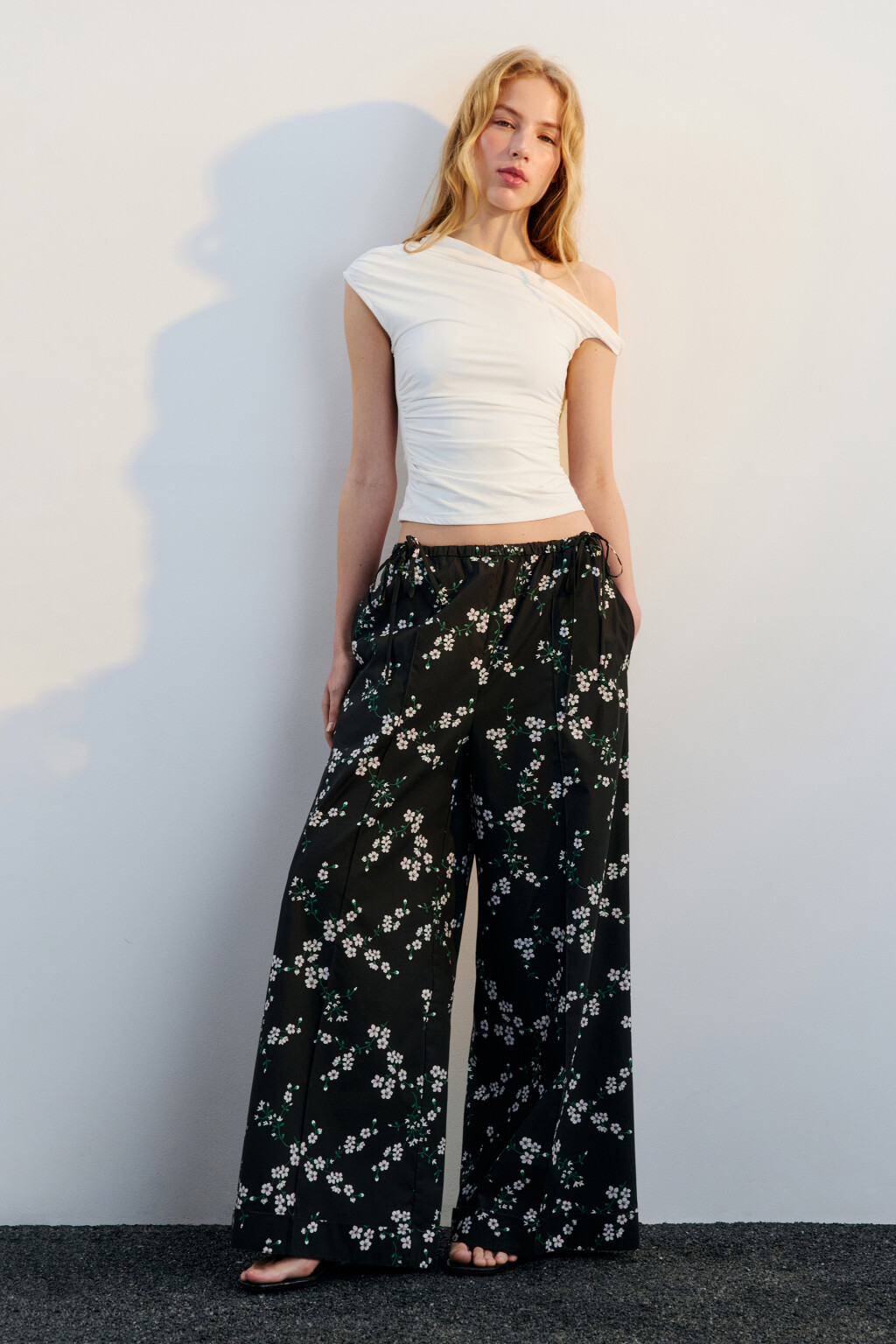 Брюки широкие с цветочным принтом - цвет черный - 5