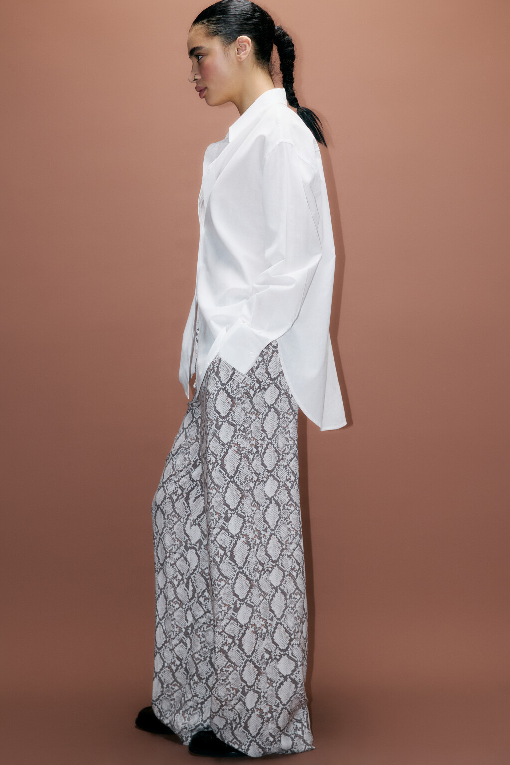 Брюки широкие со змеиным принтом - цвет бежевый - 1