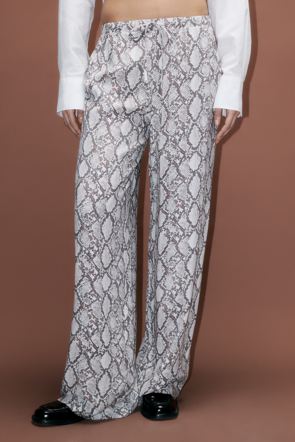 Брюки широкие со змеиным принтом - цвет бежевый - 2