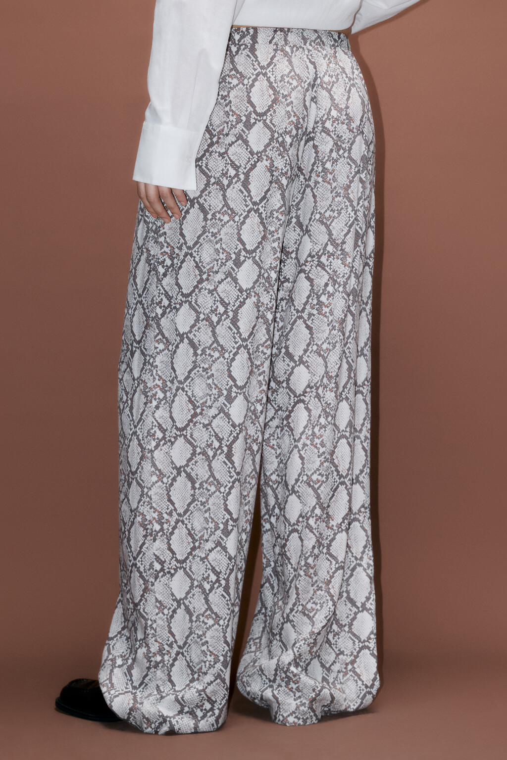 Брюки широкие со змеиным принтом - цвет бежевый - 3