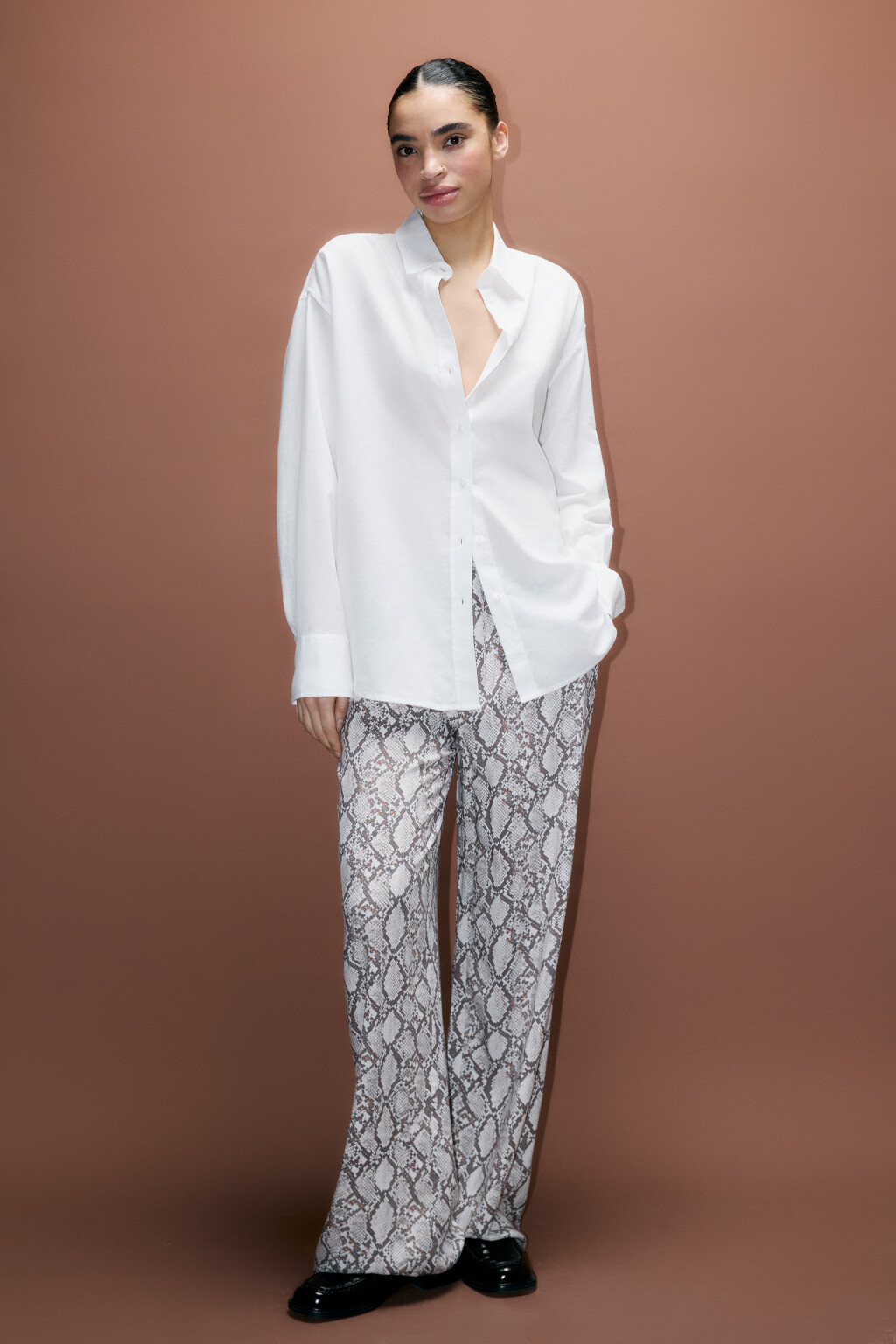 Брюки широкие со змеиным принтом - цвет бежевый - 4