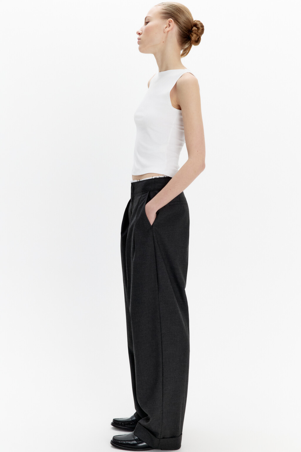 Брюки-бананы костюмные со стрелками - цвет серый - 1