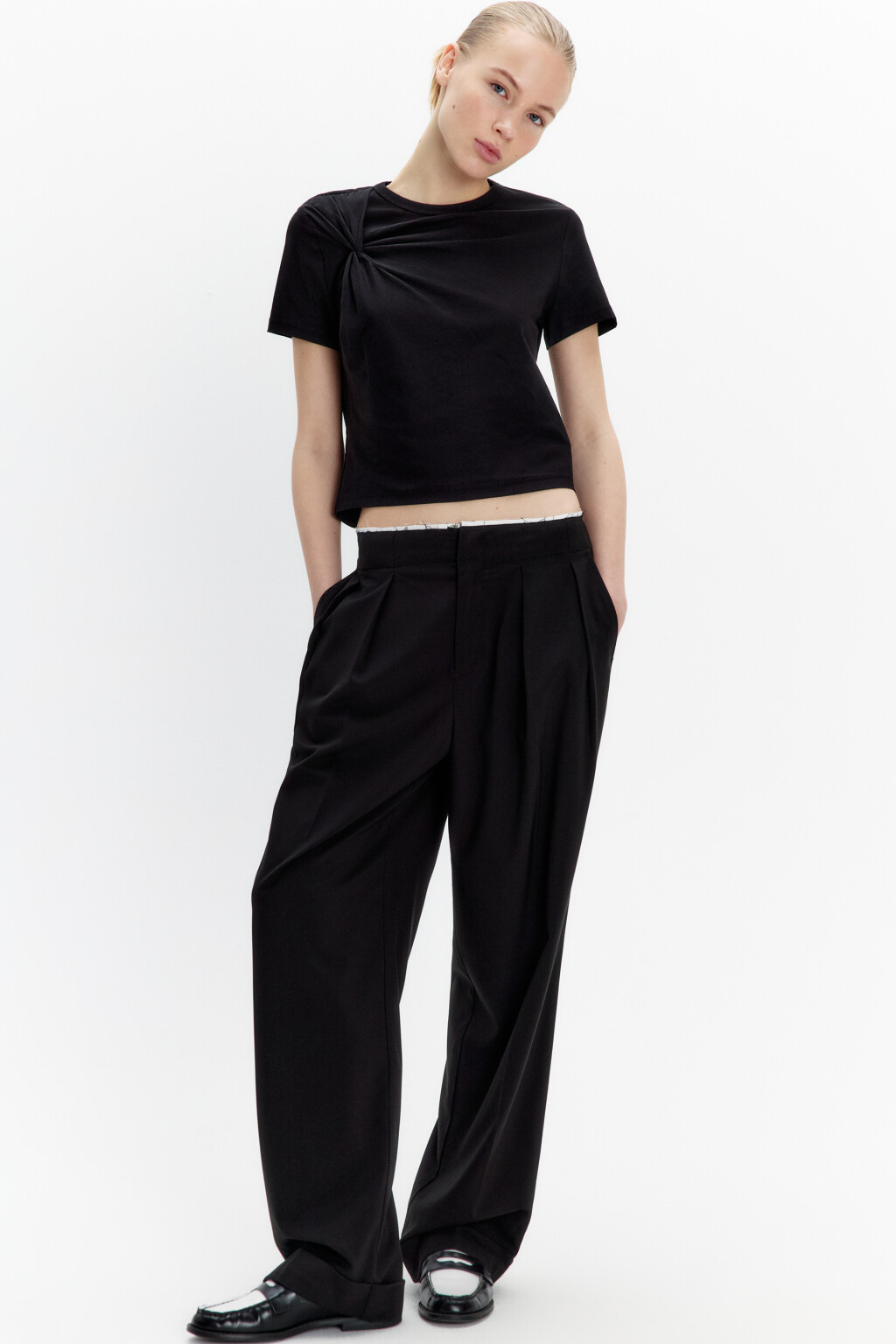 Брюки-бананы костюмные со стрелками - цвет черный - 1