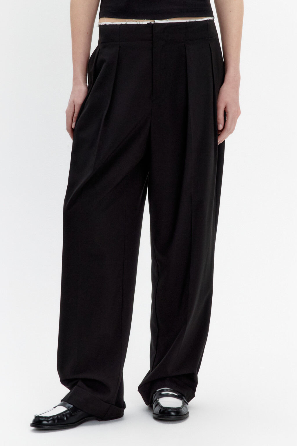 Брюки-бананы костюмные со стрелками - цвет черный - 2