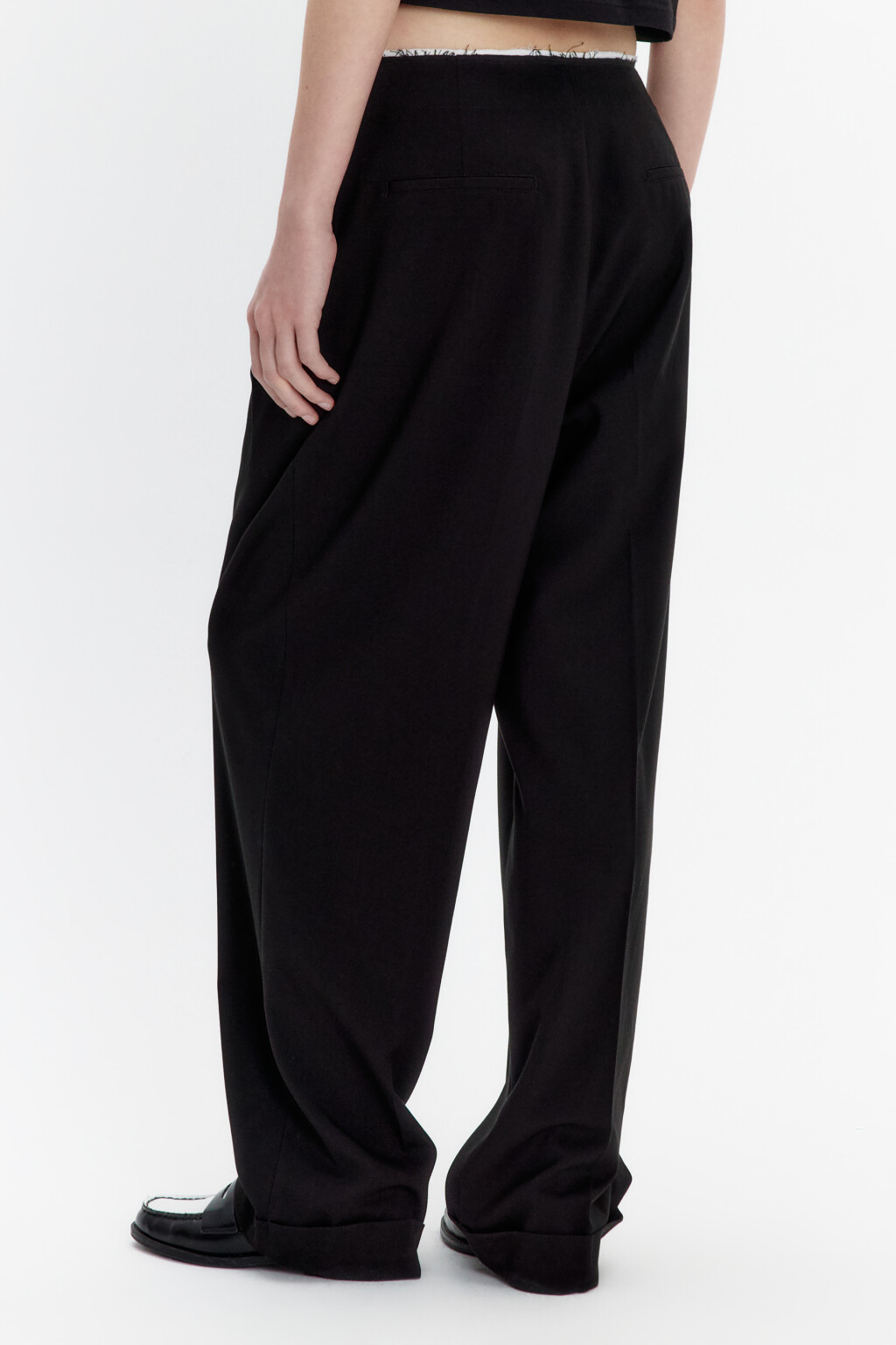 Брюки-бананы костюмные со стрелками - цвет черный - 3