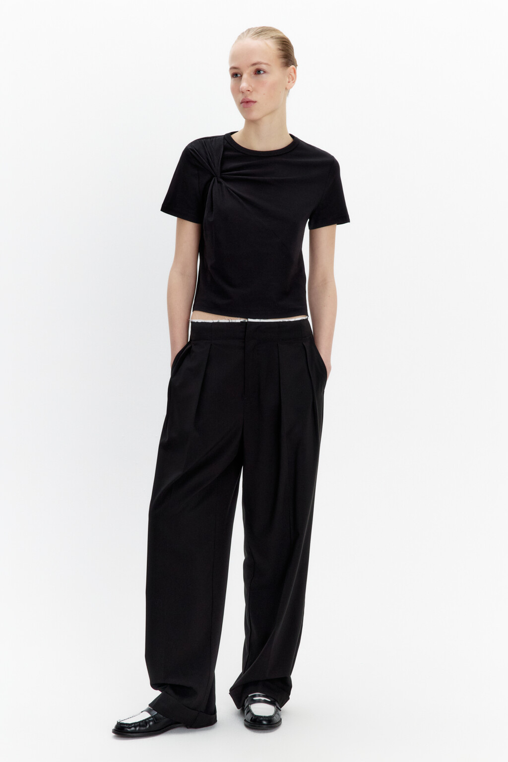 Брюки-бананы костюмные со стрелками - цвет черный - 4