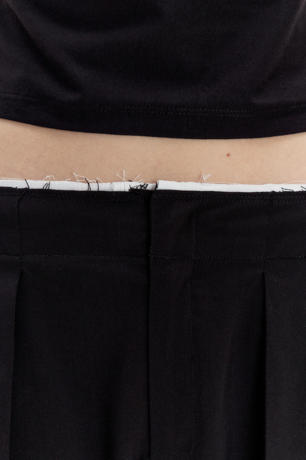 Брюки-бананы костюмные со стрелками - цвет черный - 5