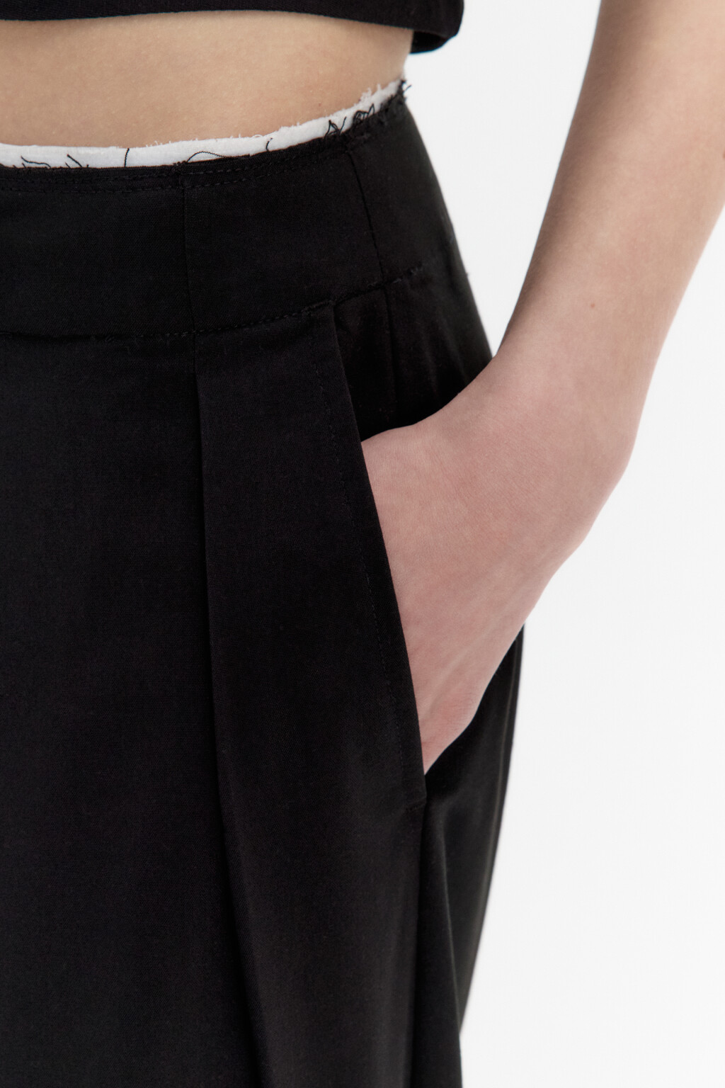 Брюки-бананы костюмные со стрелками - цвет черный - 6