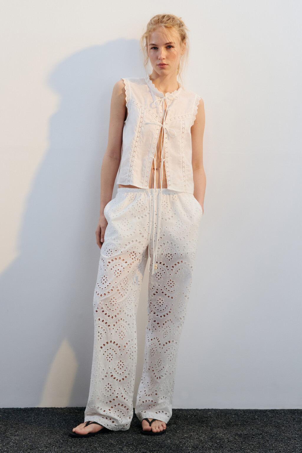 Брюки ажурные на завязках с бусинами - цвет белый - 4