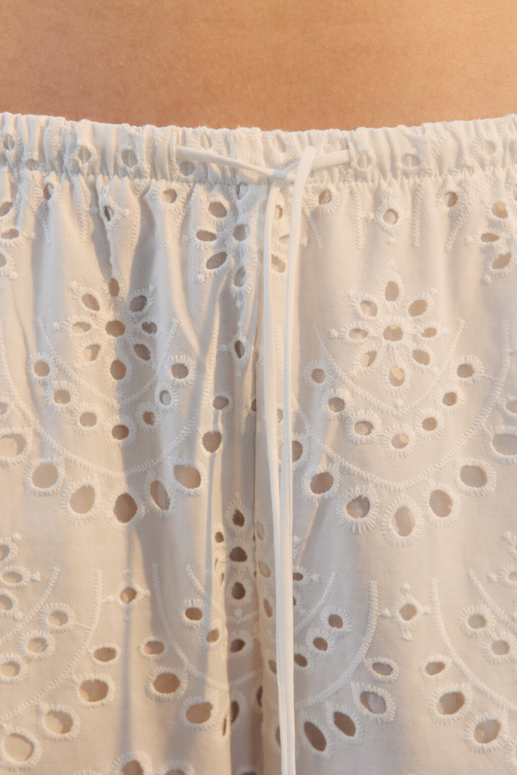 Брюки ажурные на завязках с бусинами - цвет белый - 5