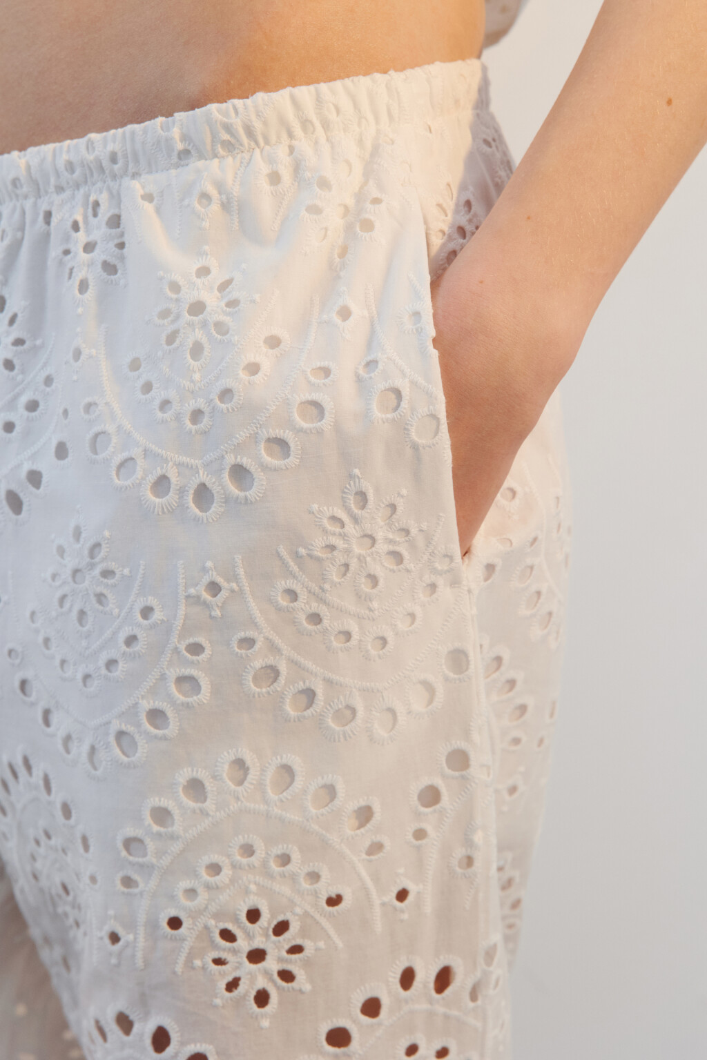 Брюки ажурные на завязках с бусинами - цвет белый - 6