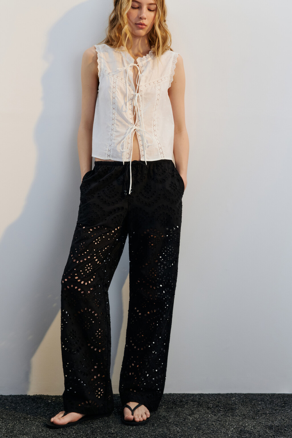 Брюки ажурные на завязках с бусинами - цвет черный - 1