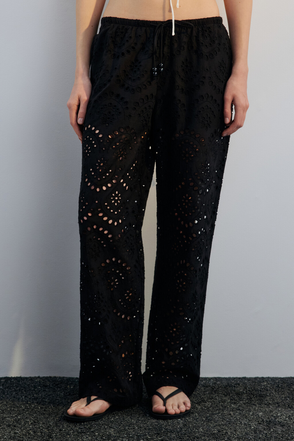 Брюки ажурные на завязках с бусинами - цвет черный - 2