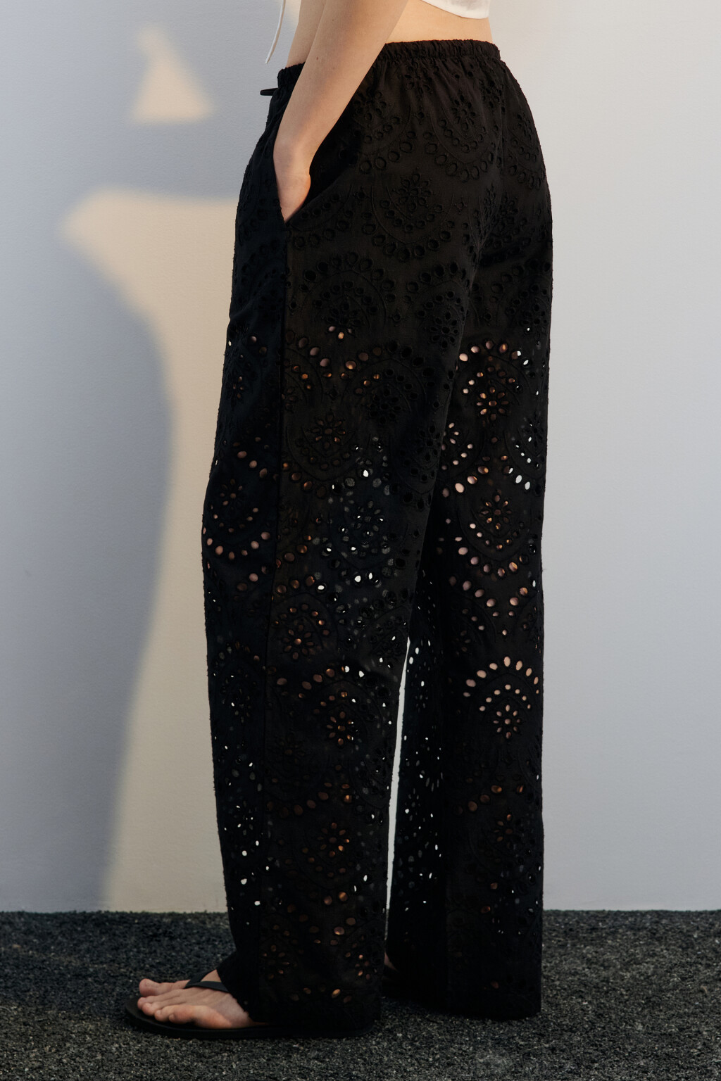Брюки ажурные на завязках с бусинами - цвет черный - 3