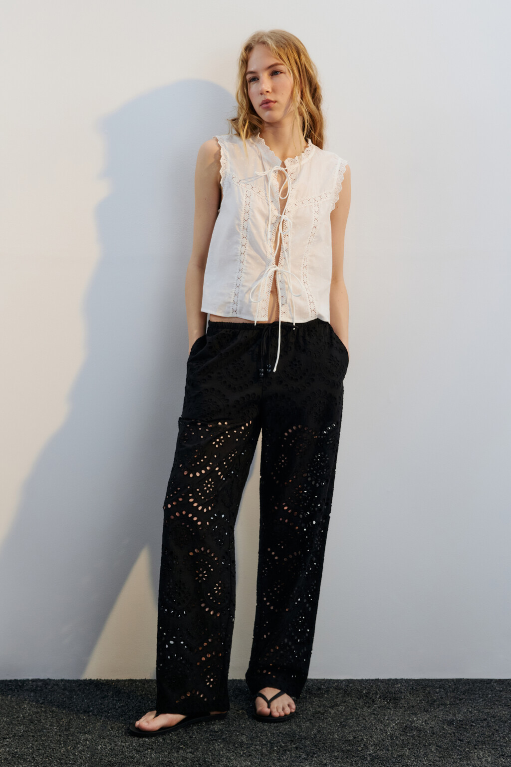 Брюки ажурные на завязках с бусинами - цвет черный - 4