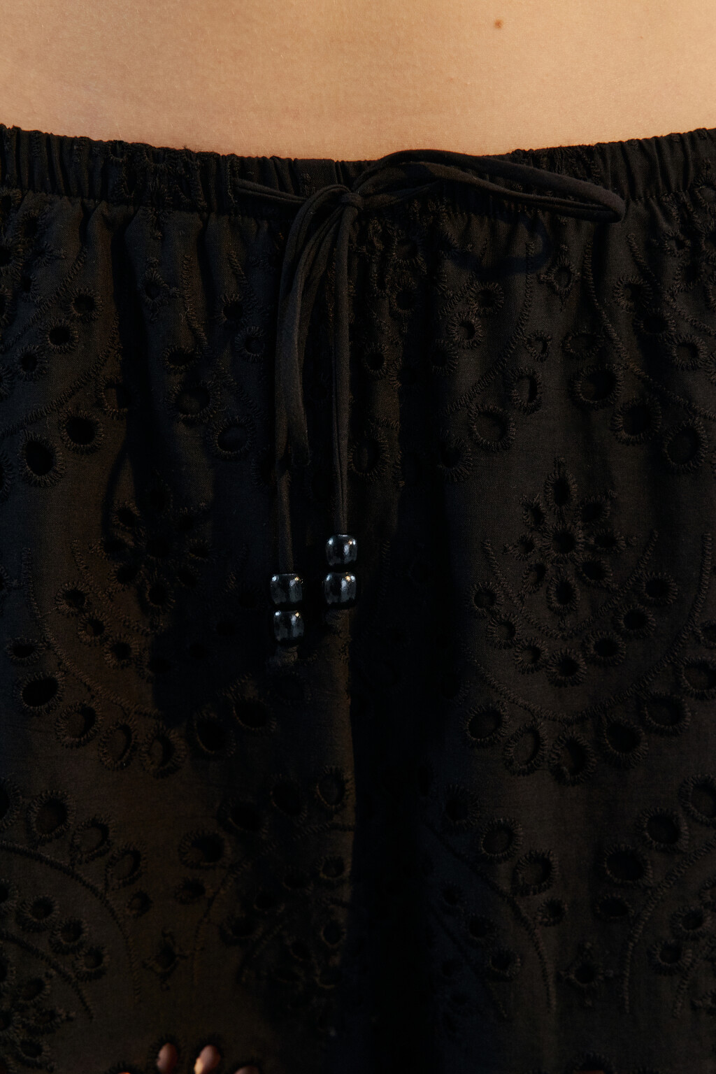 Брюки ажурные на завязках с бусинами - цвет черный - 5