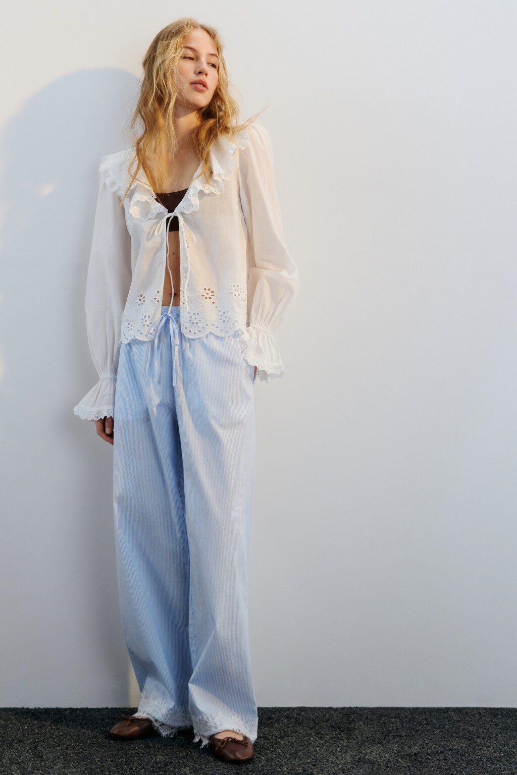 Брюки хлопковые в полоску с кружевом - цвет белый - 1