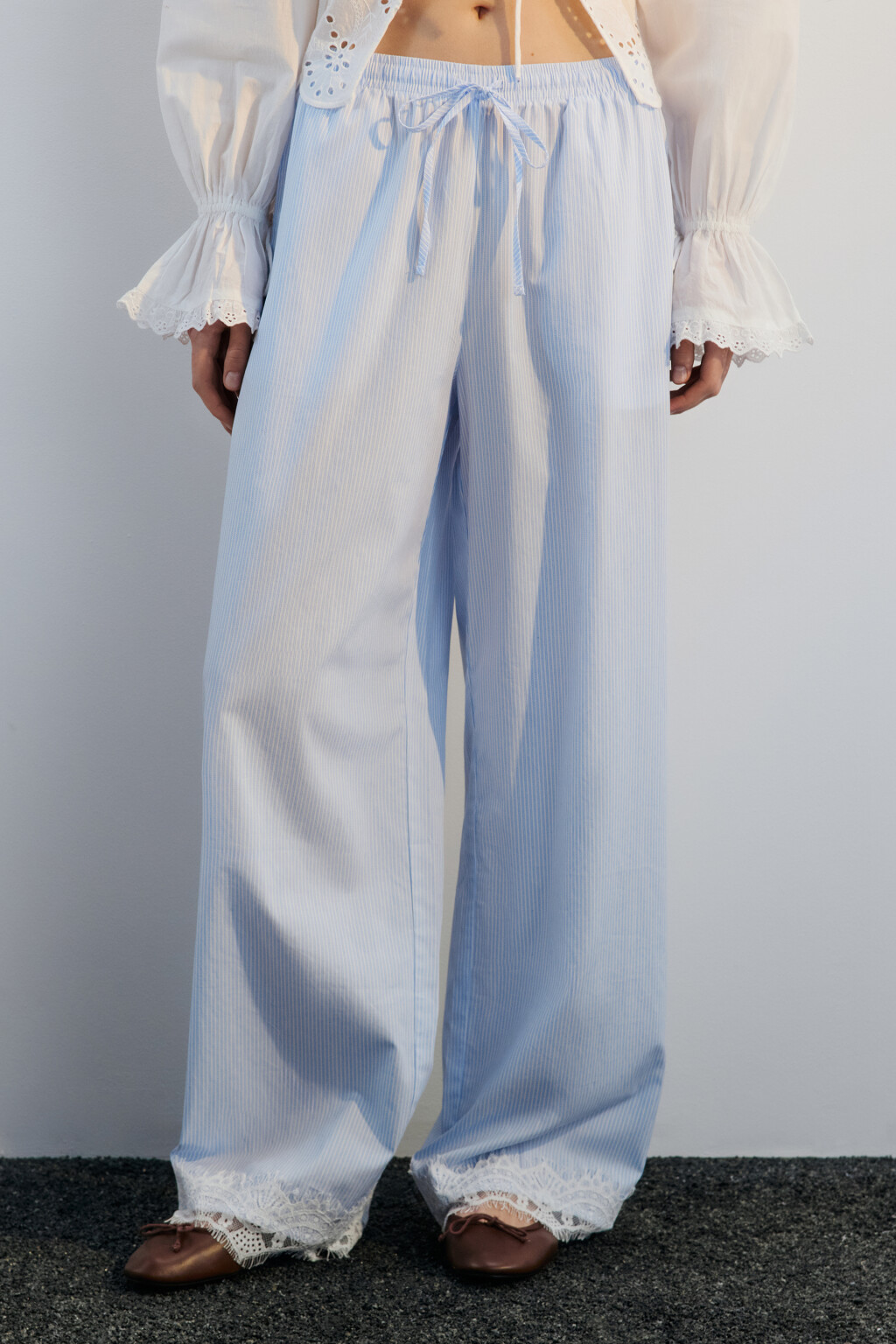 Брюки хлопковые в полоску с кружевом - цвет белый - 2