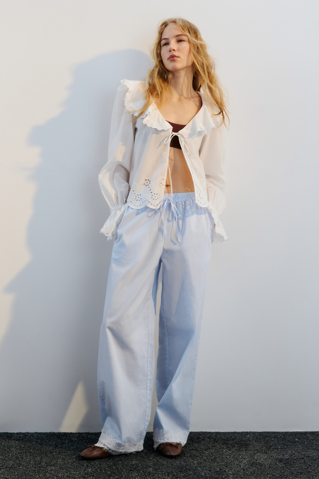 Брюки хлопковые в полоску с кружевом - цвет белый - 4