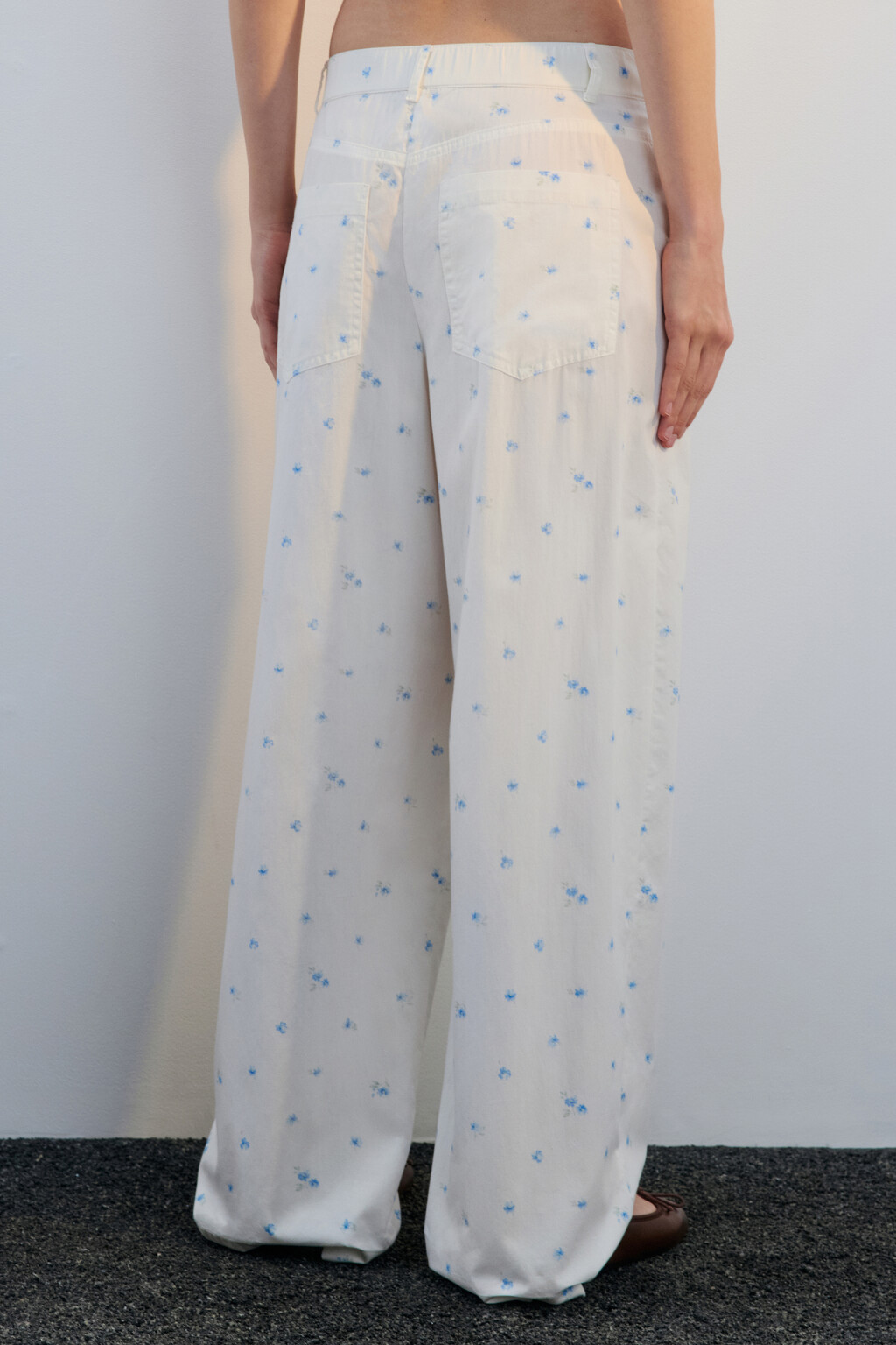 Брюки широкие с цветочным принтом - цвет белый - 3