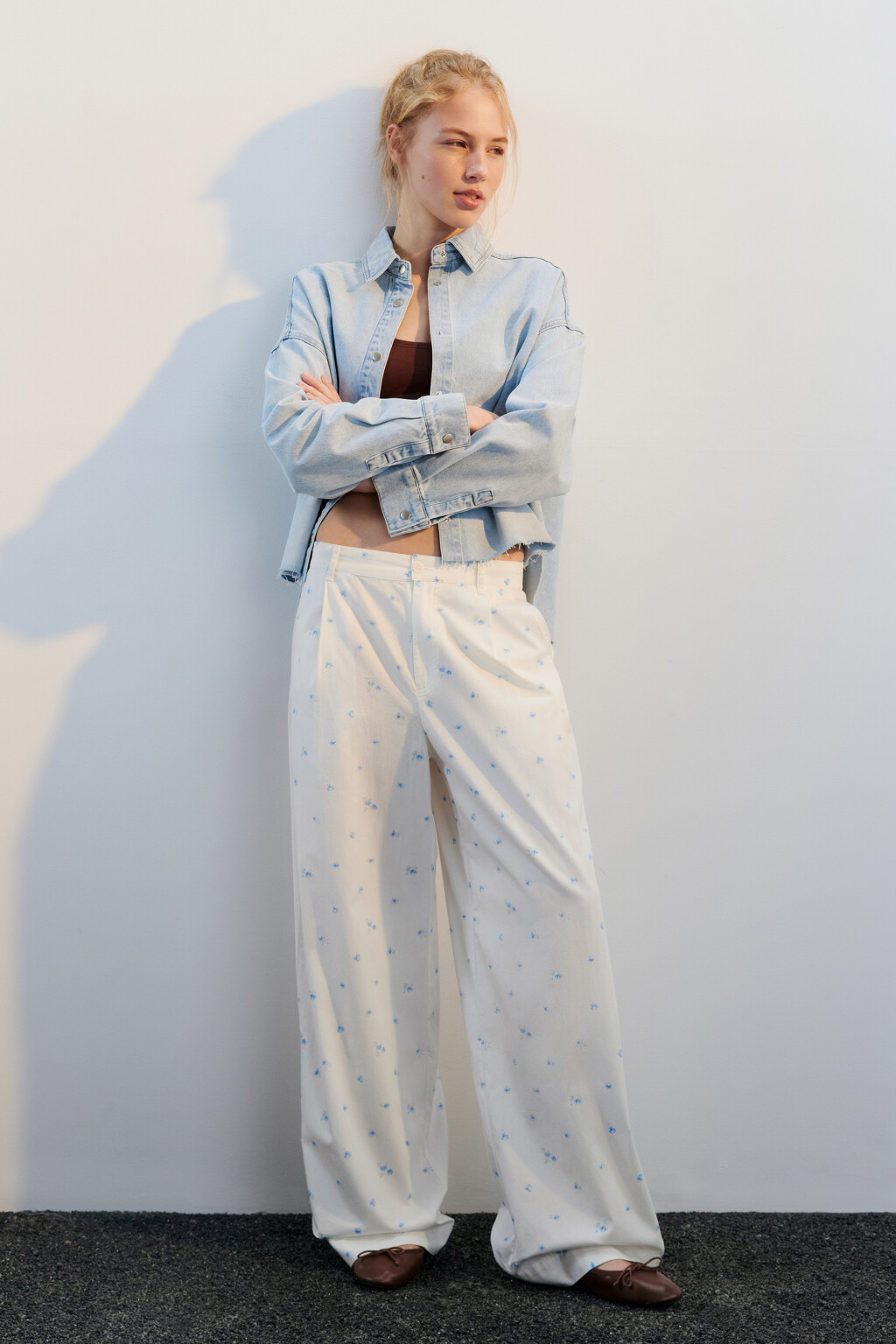 Брюки широкие с цветочным принтом - цвет белый - 4