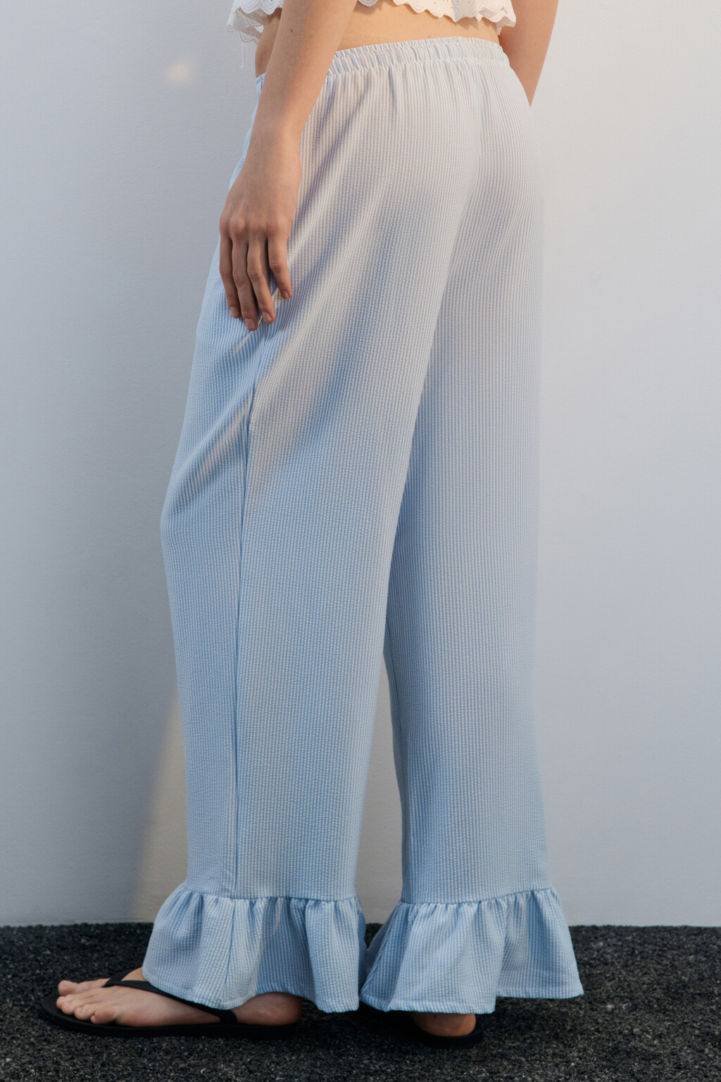 Брюки широкие укороченные с воланами - цвет голубой - 4