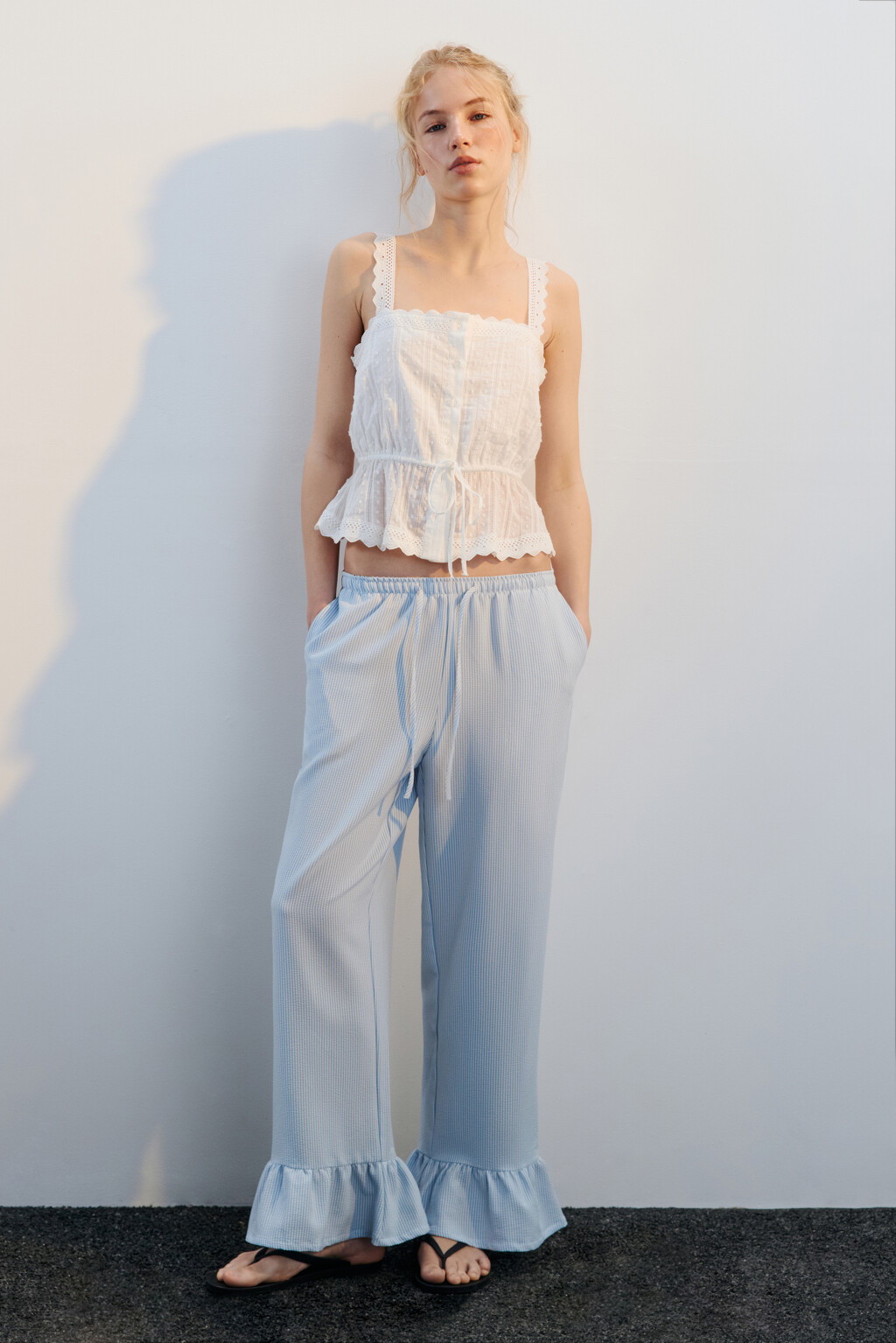 Брюки широкие укороченные с воланами - цвет голубой - 5