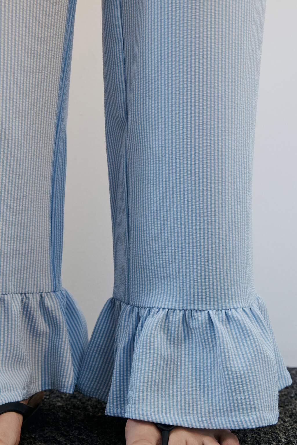 Брюки широкие укороченные с воланами - цвет голубой - 7