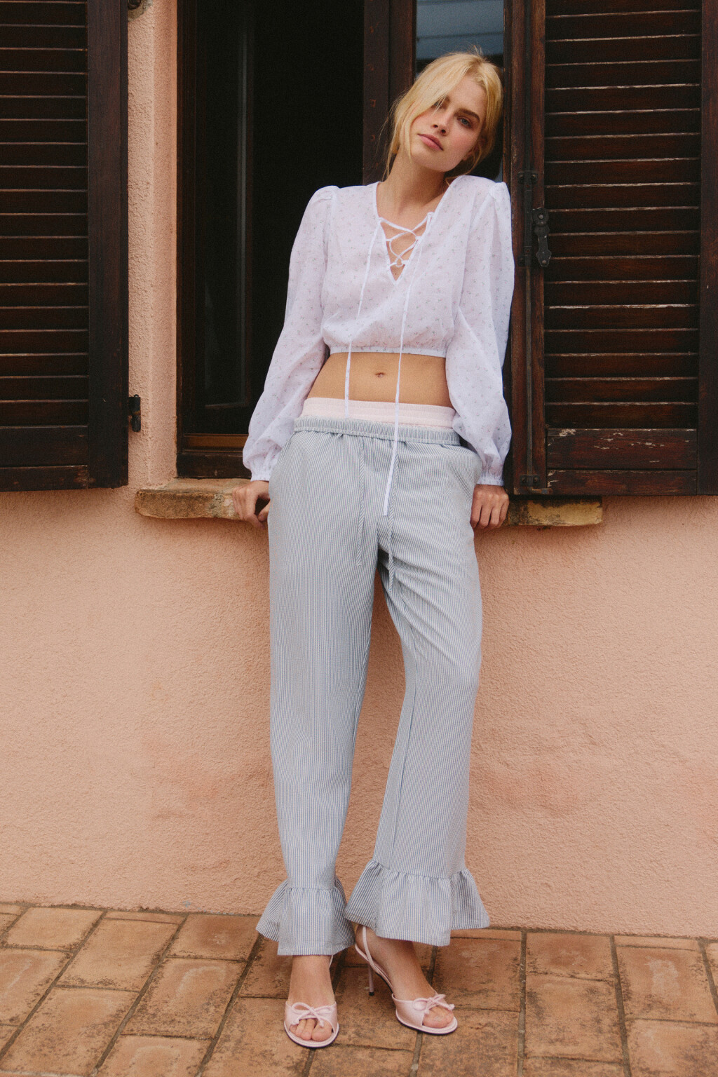 Брюки широкие укороченные с воланами - цвет черный - 7