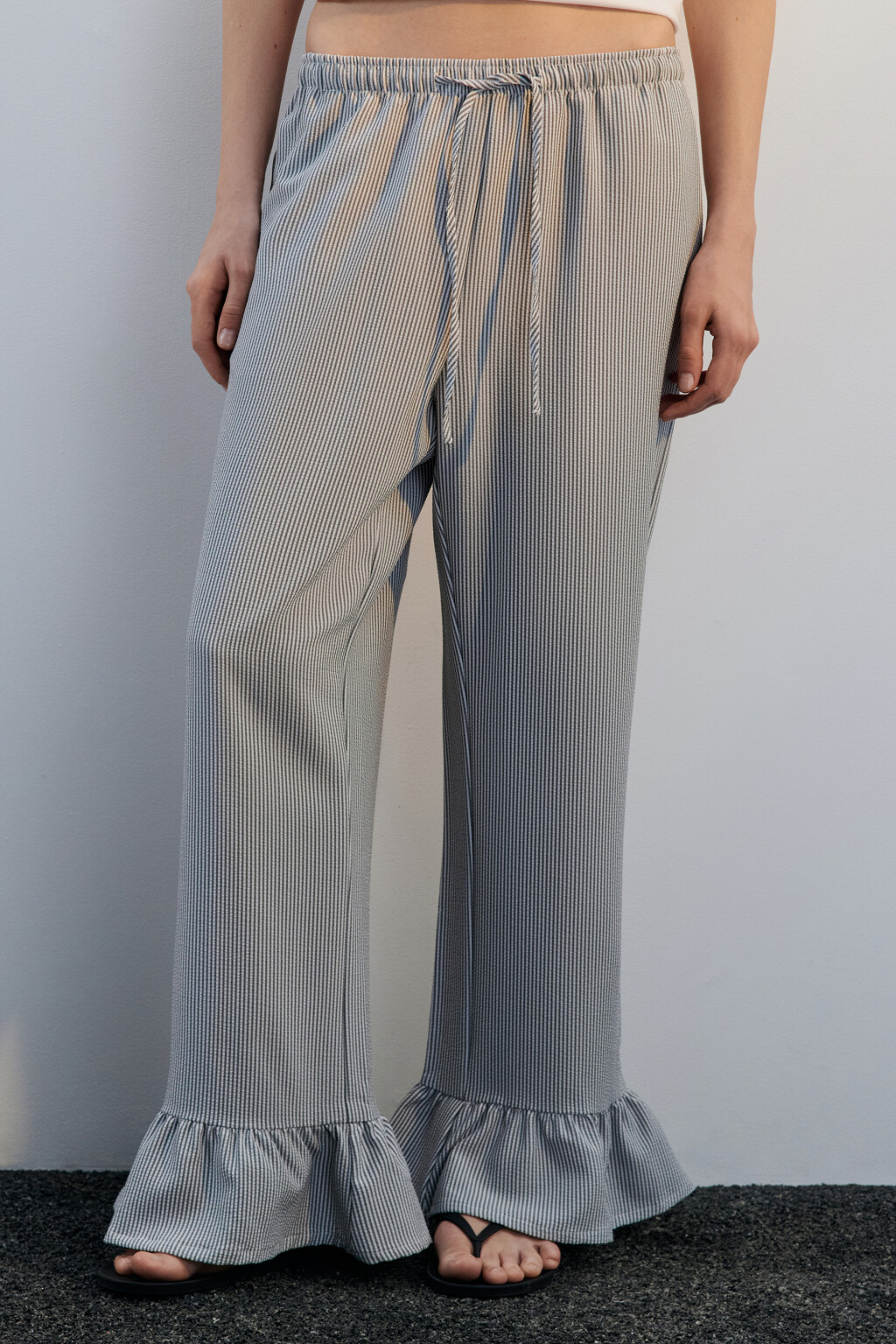 Брюки широкие укороченные с воланами - цвет черный - 2