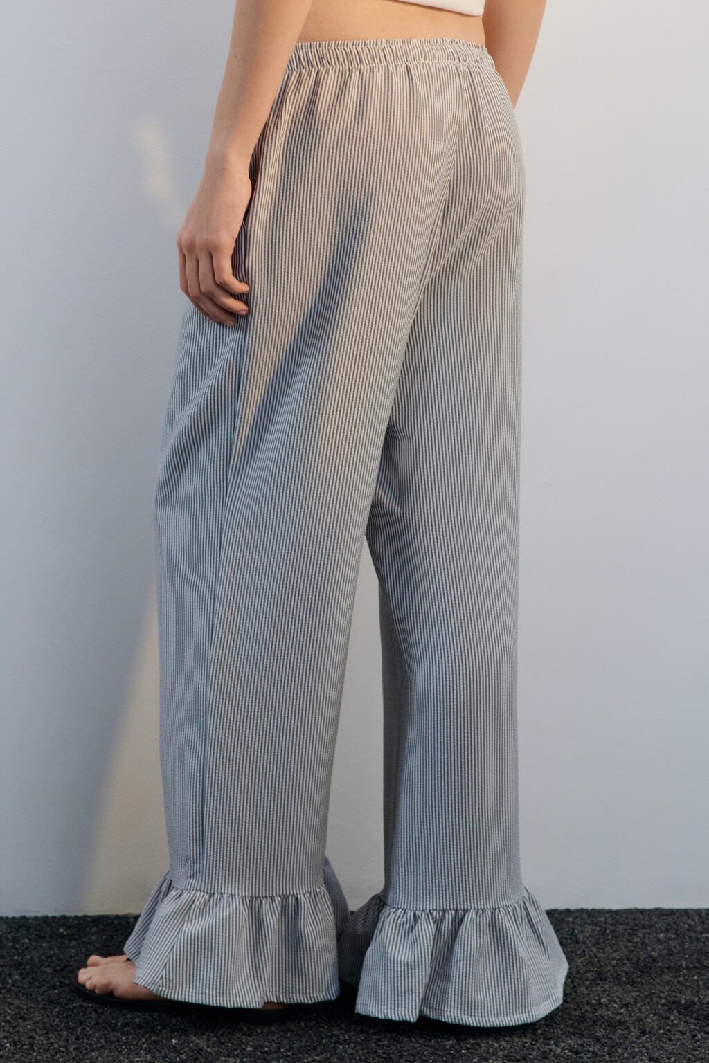 Брюки широкие укороченные с воланами - цвет черный - 3