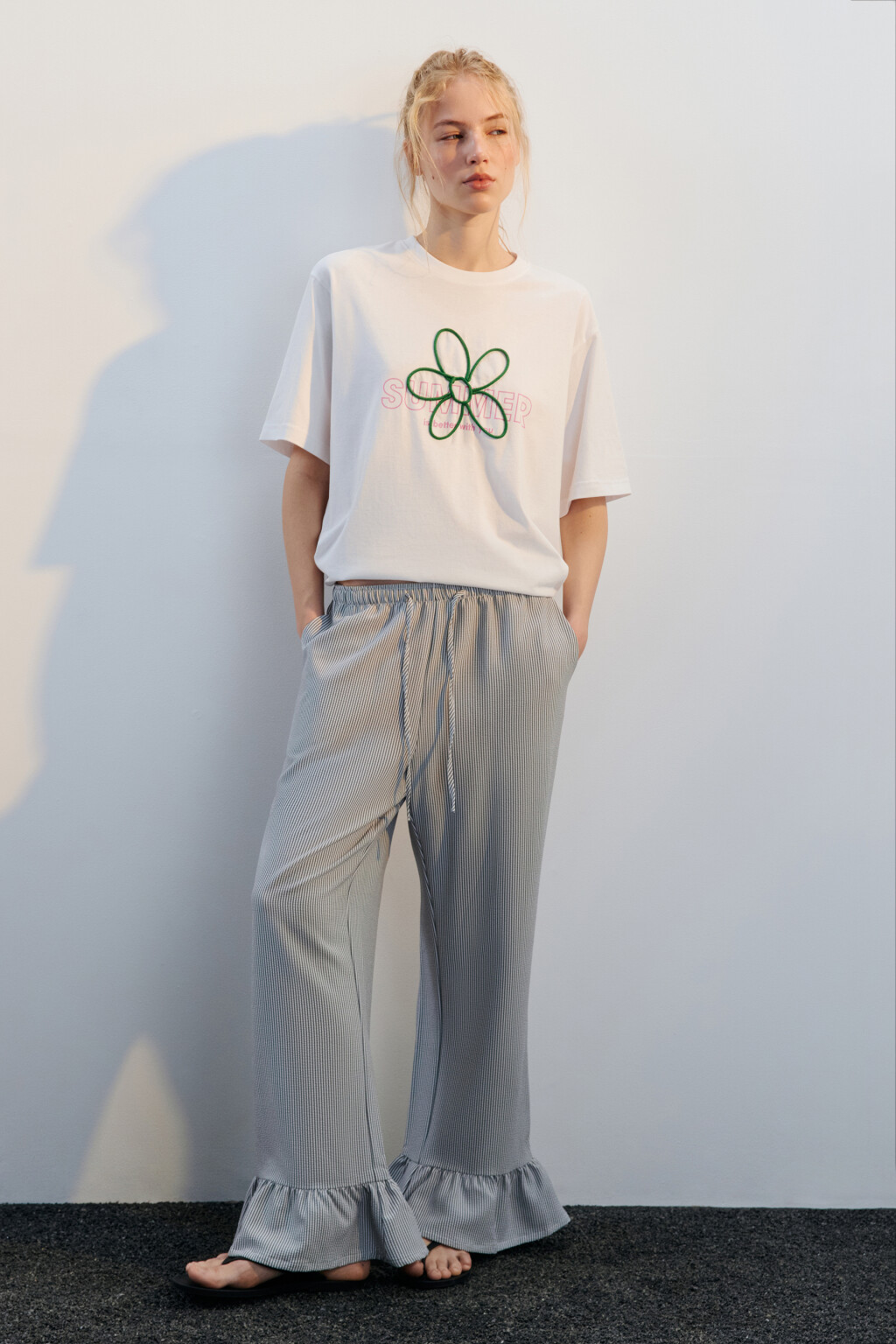 Брюки широкие укороченные с воланами - цвет черный - 4