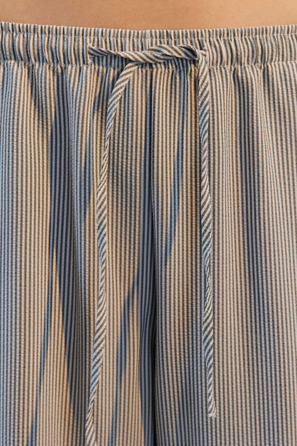 Брюки широкие укороченные с воланами - цвет черный - 5